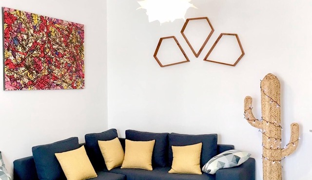 LAU 8. 80m2 apartment, bright and functional, near TGV station and French school