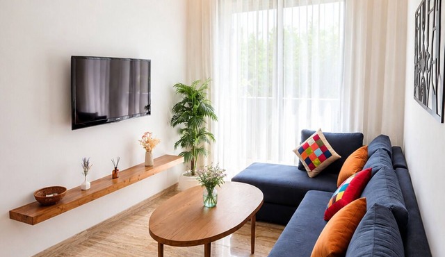 Lovely 1 Br Flat with AC and Fast Wifi, 5min drive from beach and Central Market