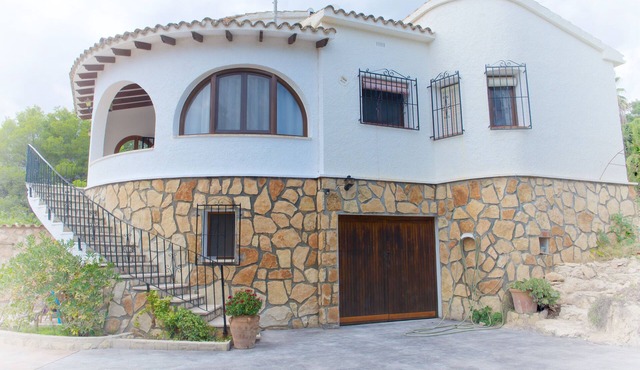 LOVELY FAMILY VILLA JUST A SHORT WALK TO THE BEACH AND TOWN. in Moraira