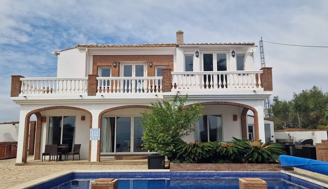 Lovely family villa overlooking Lake and Mountains 15 mins from Coast in Viñuela