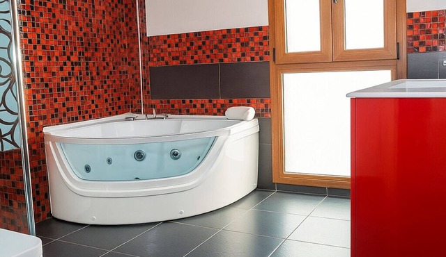 Luxe 2 BR with Jetted Tub and Pool in Chiclana de la Frontera