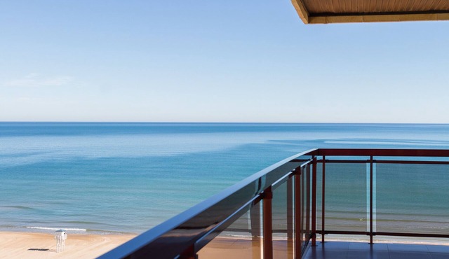 LUXURY APARTMENT APARTMENT 11 with direct views of the sea, sunrises live. in GANDIA PLAYA