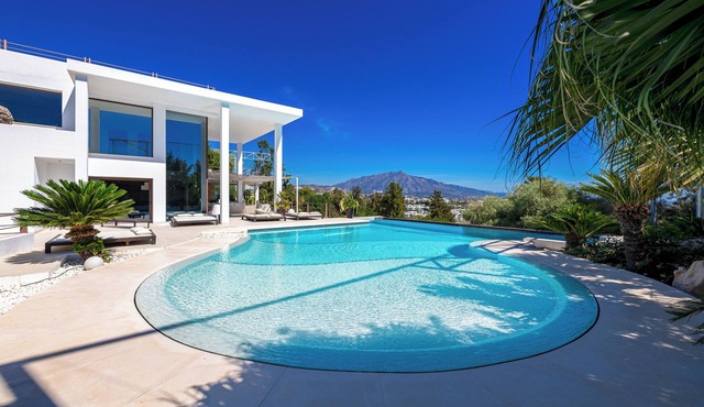 Luxury Villa Jacuzzi, Pool, golf, sea view 21p in Benahavís