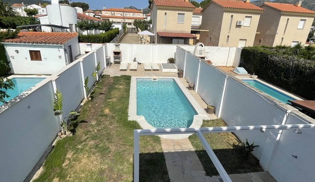 Luxury Villa with Private Pool, 3 Bedrooms in Miami Playa