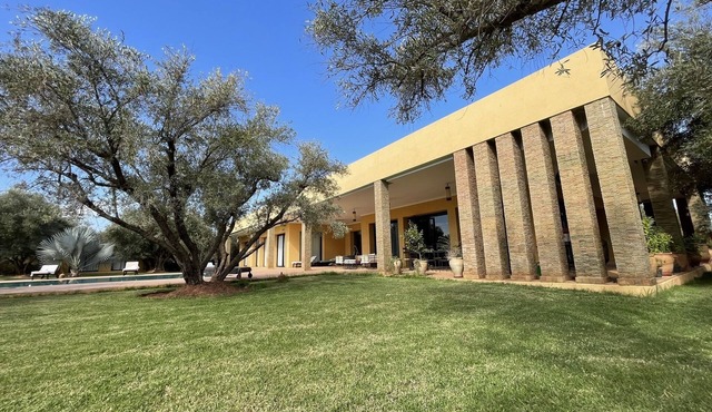 Villa with heated pool and staff. 8 people, dependency (optional)