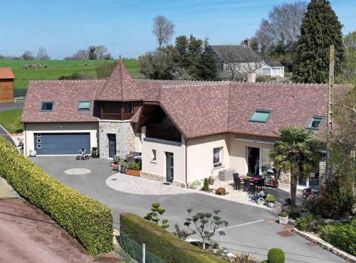 Maison confortable avec jardin fleuri et spa, proche de la Suisse Normande in Athis