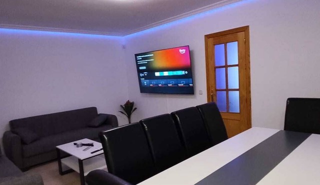 Modern house for up to 12P, Ideal for family, groups. Swimming pool, cinema and bar. in Loeches