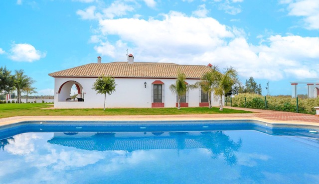 MONTECRISTO 2 - Charming loft with shared pool and free Wi-Fi in Carmona