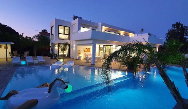 NEW! Modern Beach Front Villa With HUGE Pool,Jacuzzi, Barbacoa, Parking & Views in Dénia