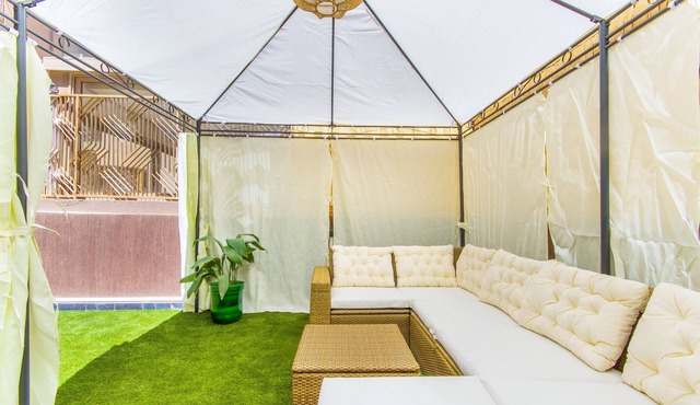 NEW! private garden, Jacuzzi, deckchairs, barbecue