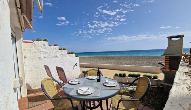 NEW Studio Lena - LUXURY SEA VIEW APTS FREE WIFI, A/C, SAT TV, POOL, in Estepona