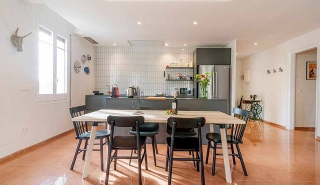 New top floor apt with a lot of light & air-con in Girona
