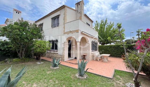 Nice house with private garden in Cambrils