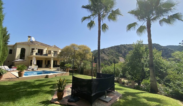 Outstanding Villa, Heated Pool, Stunning views in lovely village near Marbella in Benahavis