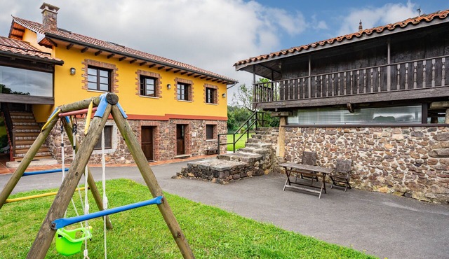 Pedregal Farmhouse with Shared Terrace, Private Garden, and Wi-Fi in Gijon