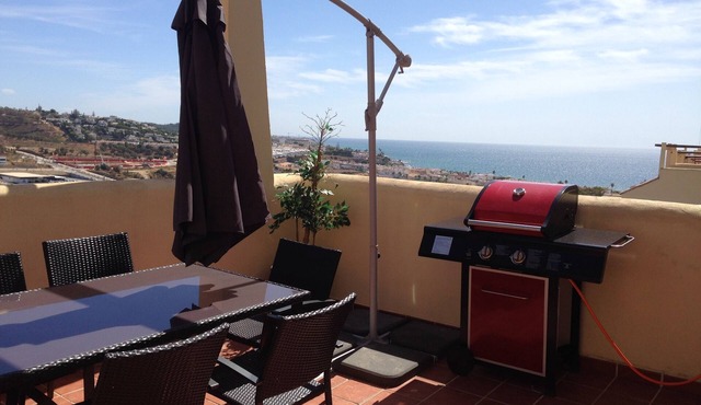 Penthouse with sunny roof terrace, seaview, close to bars/restaurants, air con in Mijas