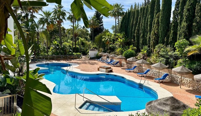 Penthouse with Terrace, Stunning Views, Pool & Barbecue, Parking in Marbella