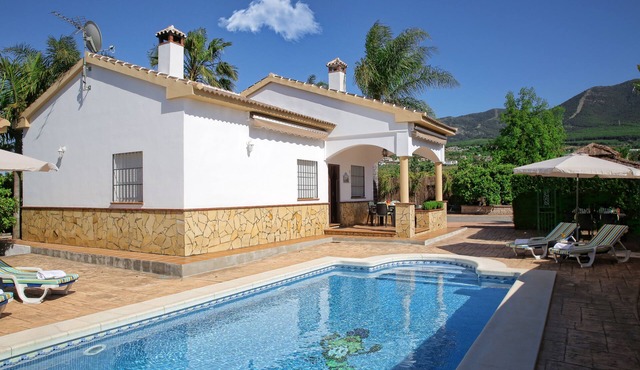Private villa, surrounded by orange trees, with swimming pool, 10 minutes from the center. in Alhaurin El Grande (MALAGA)