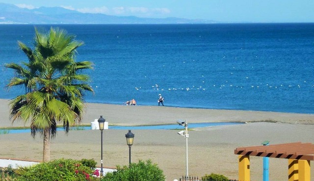 Puerto de la Duquesa, beachfront and direct access to the pool! in Malaga