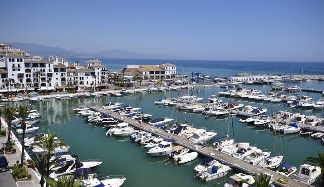 puerto duquesa front line marina apartment in Manilva