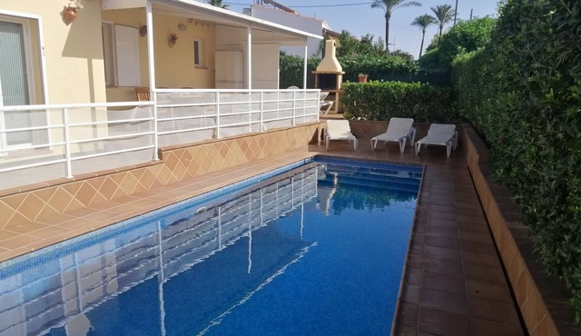 Quiet and bright villa 300 M from the beach in Punta prima