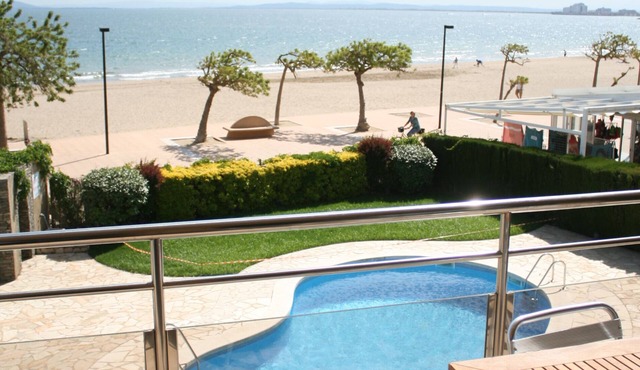 ROSES, FRONTLINE, perfect for families POOL + WIFI + PARKING + TV in Roses