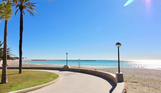Sea view terrace in the village of L'Hospitalet del Infant. On foot of everything in Vandellos i l'Hospitalet de l'Infant