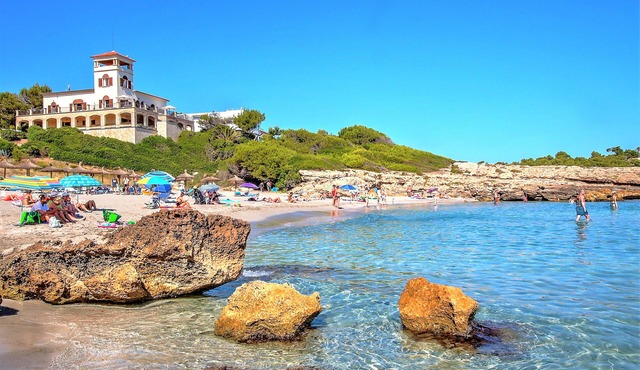 Seafront villa with stunning views and direct access to the beach in Mal Pas (Alcúdia)