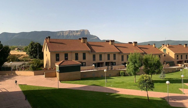 Spacious 2-Bed Apartment with Pool, Balcony & Garage in Jaca in Jaca