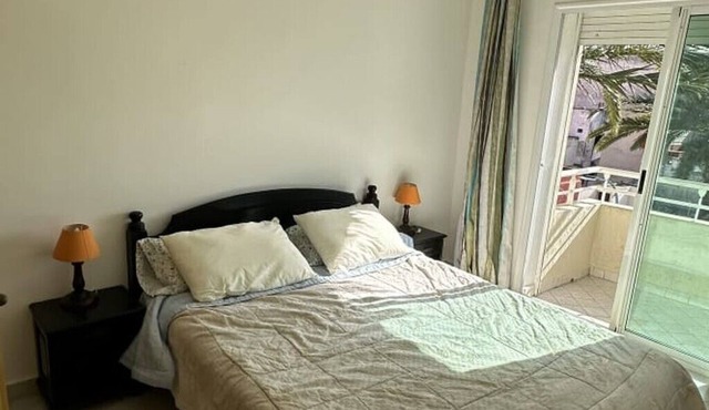 Spacious Apartment with Balcony Beach & City Center