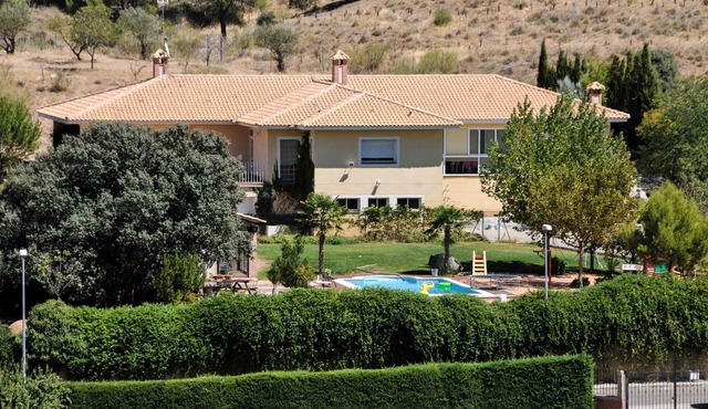SPACIOUS CHALET WITH POOL, COMFORTABLE AND COMFORTABLE ONLY 2 KM. FROM TOLEDO in Toledo