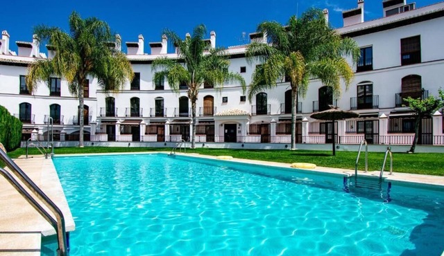 Spacious duplex apt; large roof terrace boasting amazing views & shared pools in Granada
