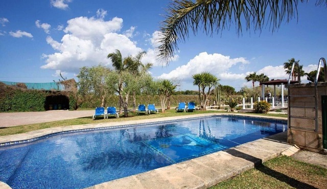 Spacious House with Tennis Court, Pool and Wi-Fi in Binissalem