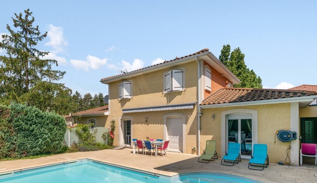 Spacious house with swimming pool near Lyon - Welkeys in Dardilly