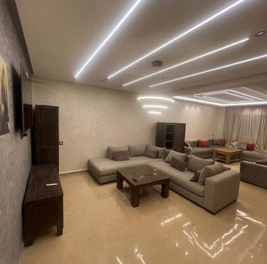 Spacious, modern apartment near the airport