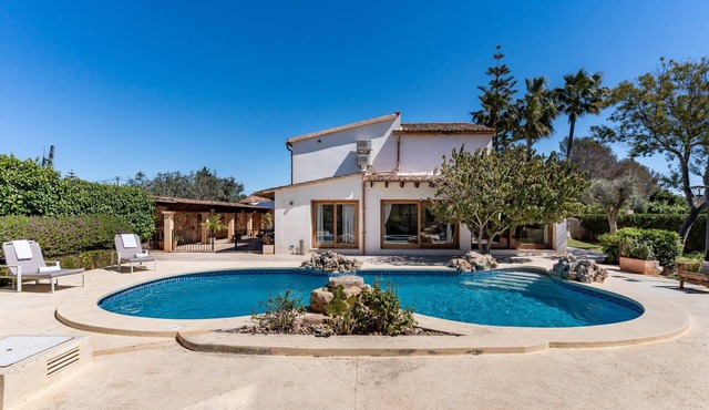 Spacious Villa with Pool, BBQ Terrace & En-Suite Bedrooms by Can Panxo in Marratxí