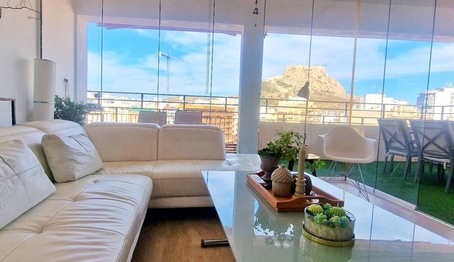 Spectacular luxury penthouse. Large terrace. Central location. Views of the castle in Alicante (Alacant)