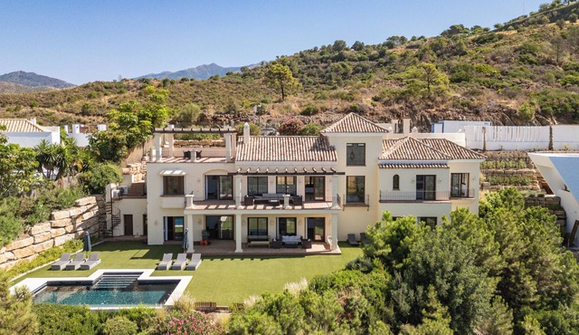 Spectacularly located luxury villa near Marbella - perfect for families in Benahavis