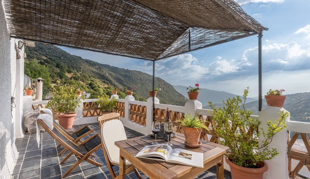 Studio Apartment 'Casa Belmonte' with Sea View, Private Terrace and Wi-Fi in Bubion