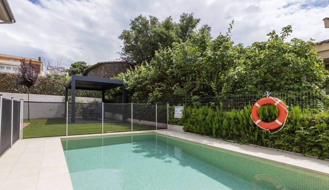 Stunning private villa for 7 guests with private pool, A/C, WIFI, TV and patio in Olot