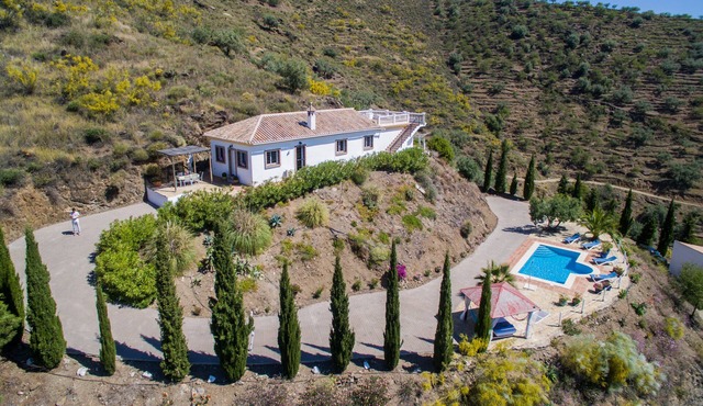 Stylish villa, pool, sea view, wifi, aircon, quiet spot, private, Costa del Sol in Arenas