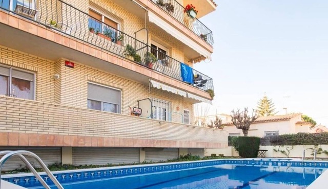 Sunny apartment close to the beach with Pool, Garden, Terrace, Balcony, A/C & Wi-Fi in Castelldefels