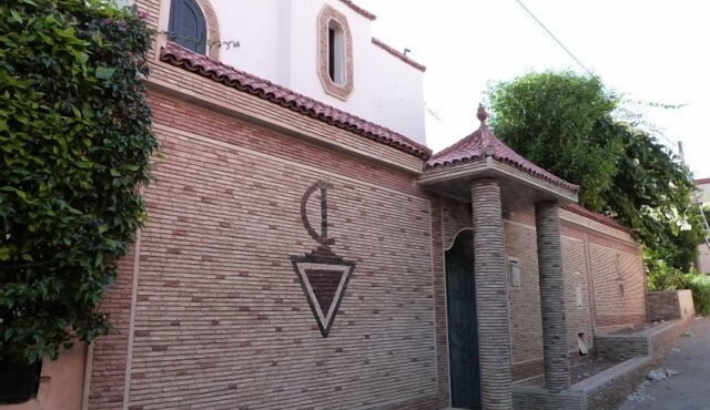 SUPERB VILLA WITH GARDEN, PATIO, TERRACE residential area near center