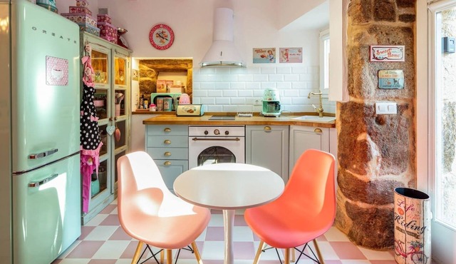 The 50's Suite. Barbie's summer house. Bathtub and jukebox in Corcubión
