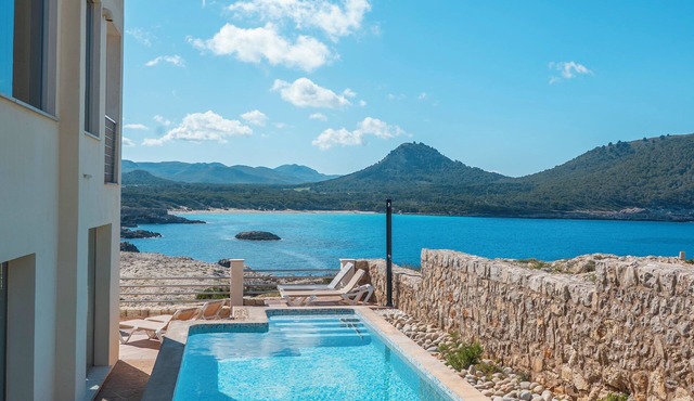 Townhouse with private pool in front of the sea in Cala Lliteres