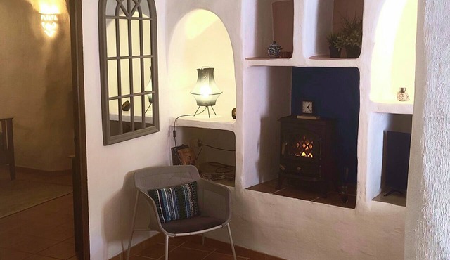 Tranquil 2-bedroom Cave house in quaint Zújar perfect for relaxing getaway in Zújar