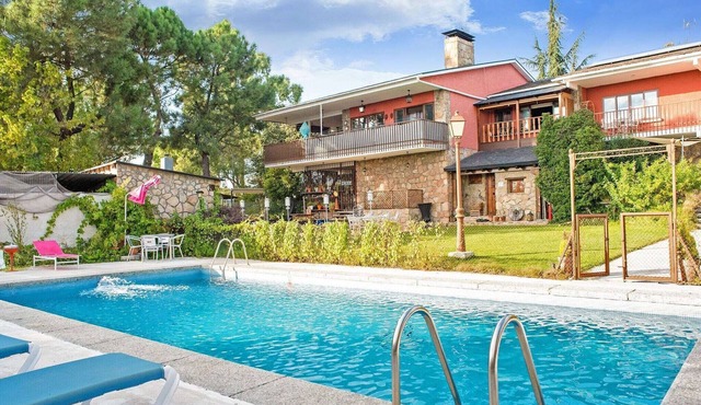 Tranquil Garden Hideaway in Galapagar