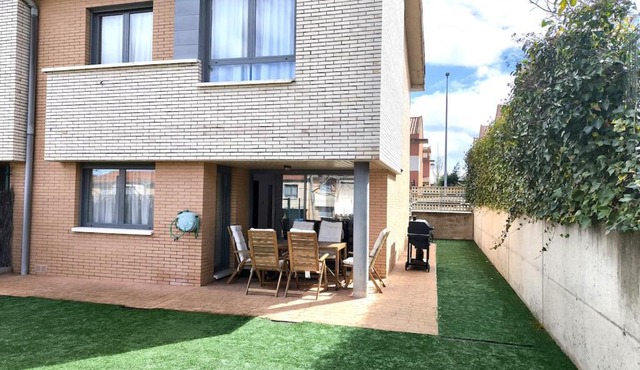 Unifamiliar con jardín, piscina, tenis y pádel in Cirueña