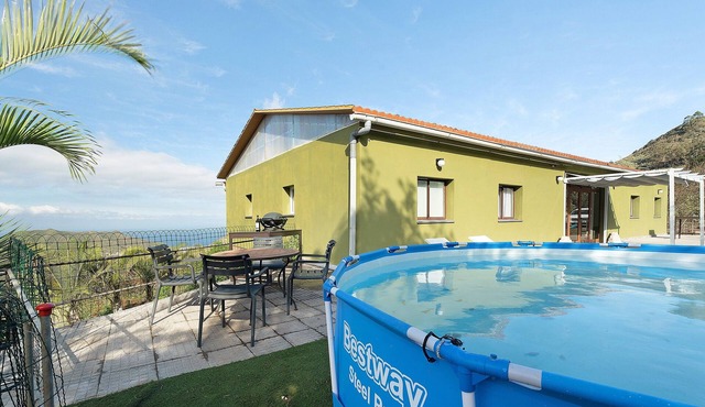 Vacation Apartment 'Casa Lomo El Aire Laurel' with Sea View, Shared Pool and Wi-Fi in Tegueste