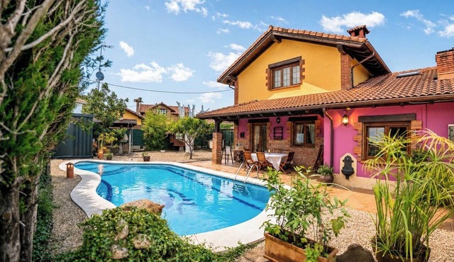 Vacation home with a private pool and garden, a barbecue, and close to beaches. in Arce